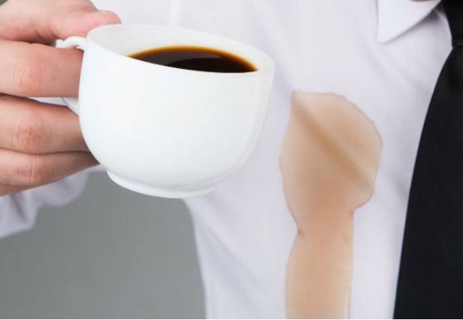 كيفية إزالة بقع الشاي أو القهوة من الملابس !